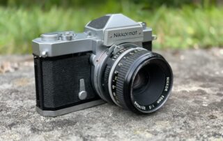 Die Nikkormat FT von schräg oben portraitiert.
