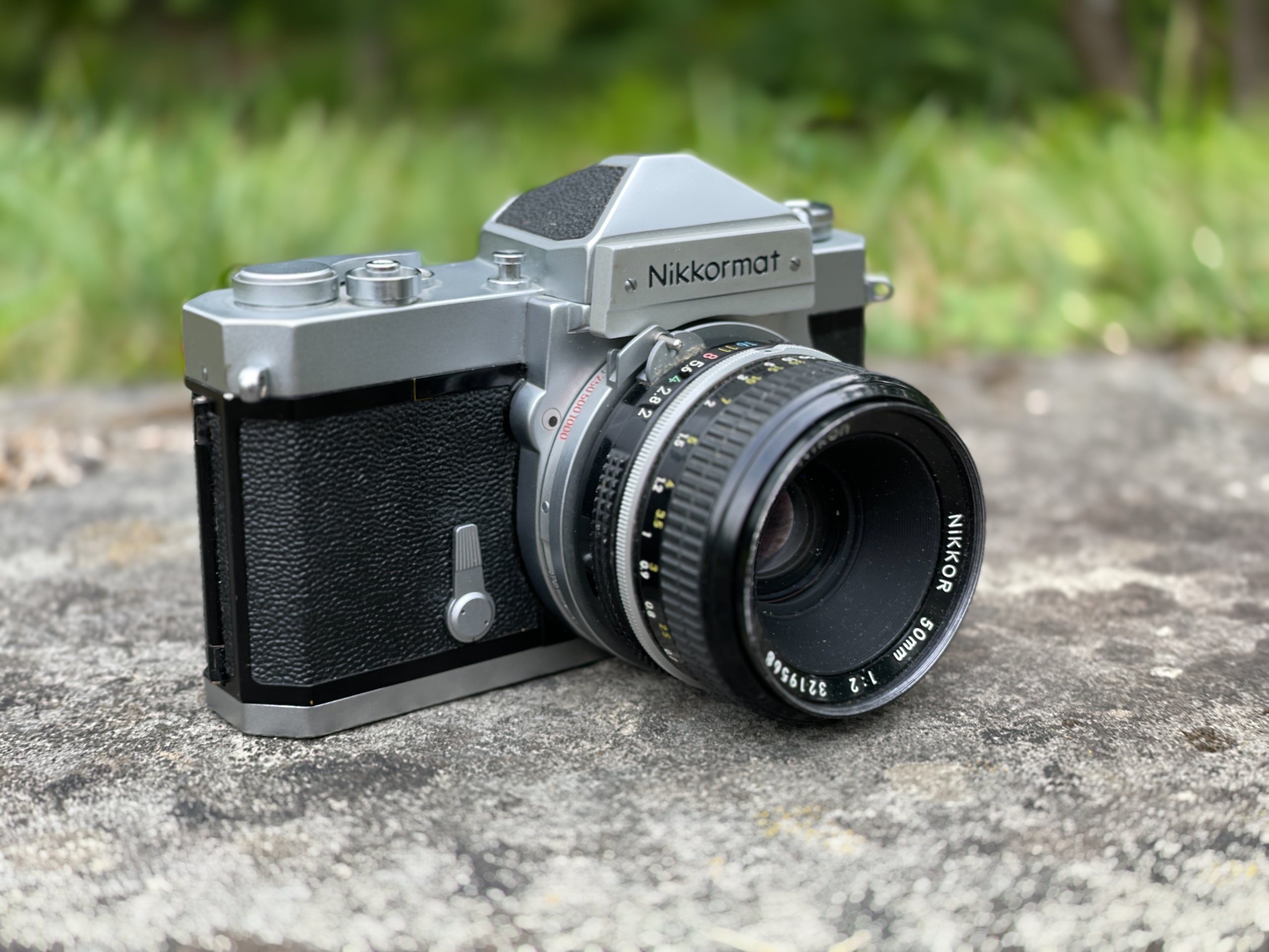 Die Nikkormat FT von schräg oben portraitiert.
