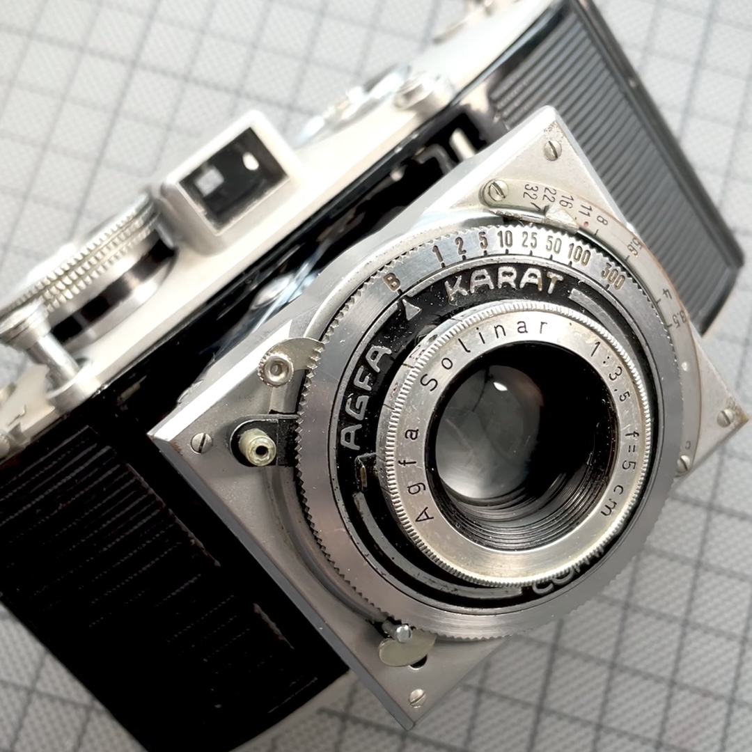 Das Bild zeigt die Frontseite einer Kamera Agfa Karat 3.5