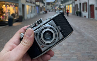 Das Beitragsbild zeigt eine analoge Kamera Agfa Karat.