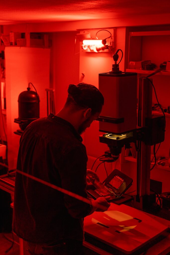 Arbeit in der Dunkelkammer bei Rotlicht