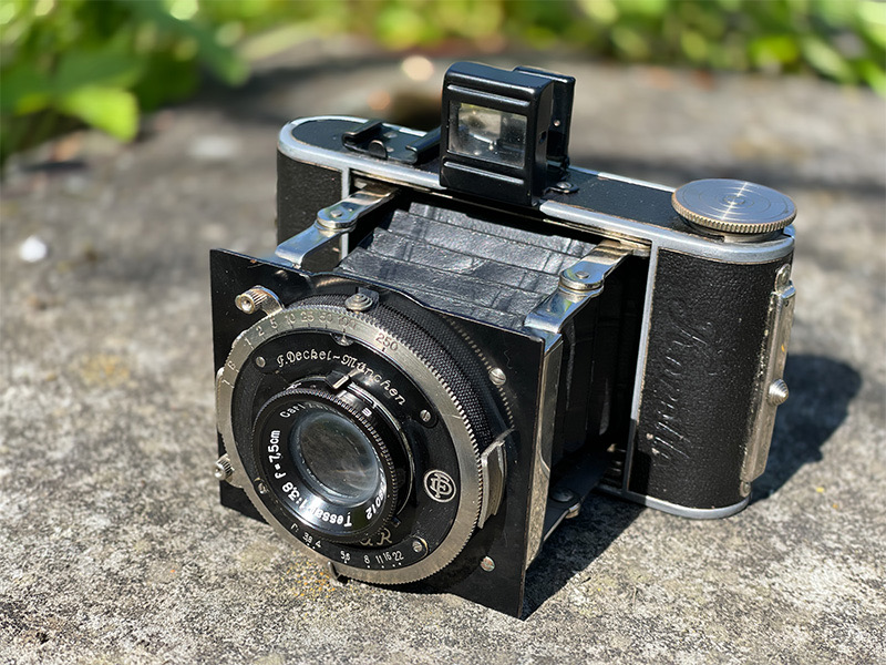 Die Kamera Korelle 4 x 6.5 cm aus dem Jahre 1931 wird auf diesem Bild gezeigt