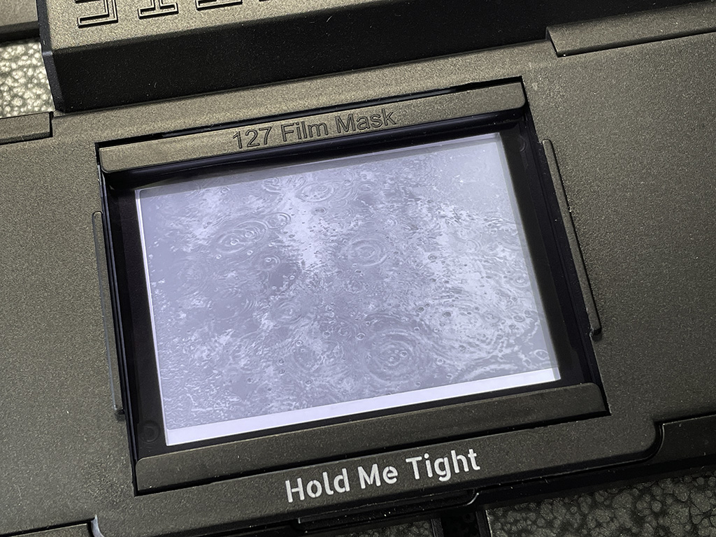 Negativstreifen im Halter für 127er-Rollfilm