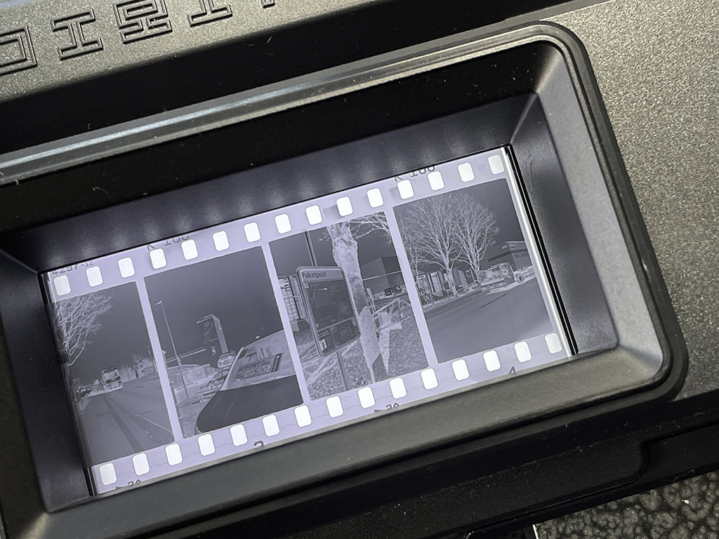 Mit dem Kleinfilmhalter werden Negative samt Perforation digitalisiert