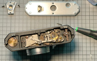 Die Edixa-Mat Reflex Mod. D-L von unten mit demontierter Bodenplatte