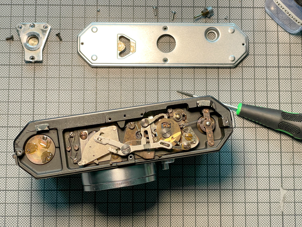 Die Edixa-Mat Reflex Mod. D-L von unten mit demontierter Bodenplatte