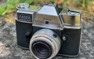 Die Kodak Retina Reflex IV von schräg vorne abgebildet.