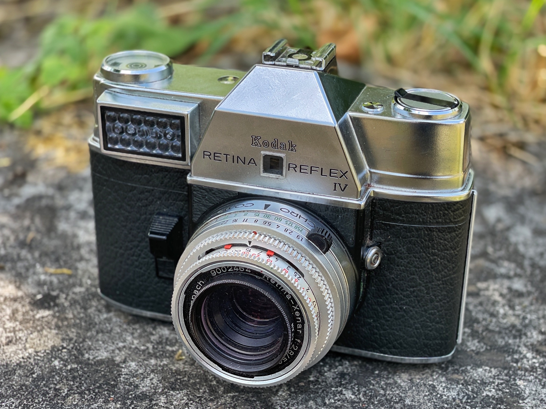 Die Kodak Retina Reflex IV von schräg vorne abgebildet.