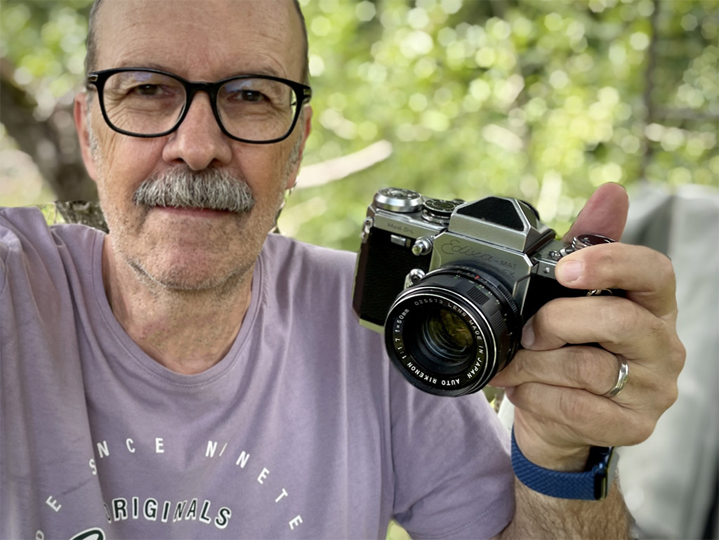Der Autor hält die Edixa-Mat Reflex Mod- D-L in der Hand.
