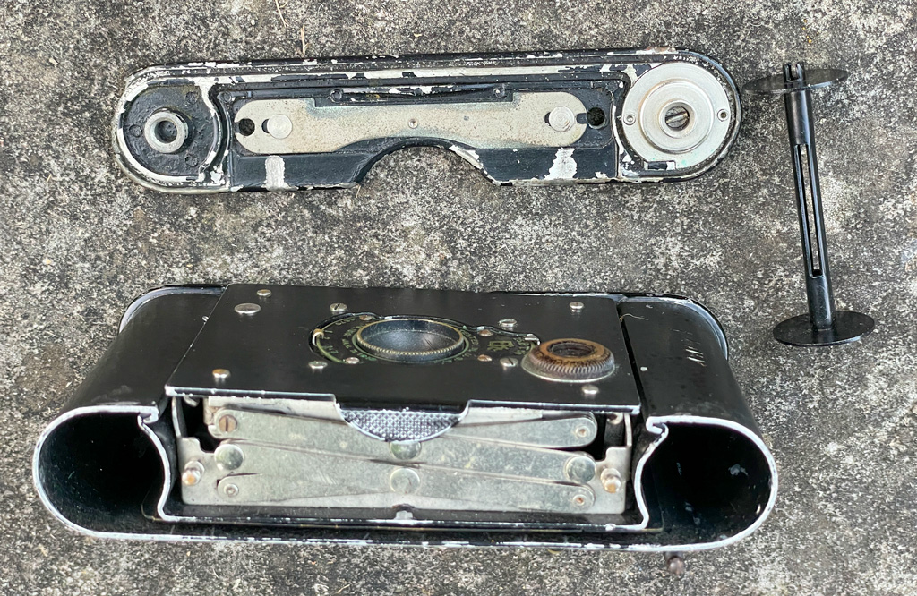 Die Vest Pocket Autographic Kodak Kamera mit geöffneter Seitenwand. Die Kammern für die beiden Filmspulen sind sichtbar.