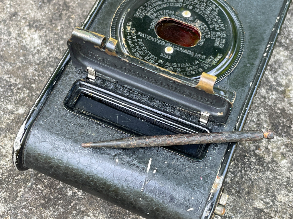 Geöffnete Klappe mit Stift für die Autographic-Funktion der VPK Kamera