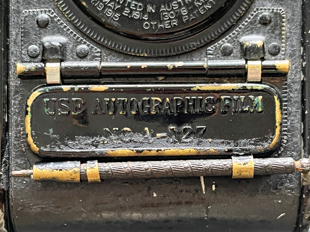 Klappe für Beschrifung von Film bei der Vest Pocket Autographic Kodak Kamera – Detailaufnahme mit dem Schriftzug