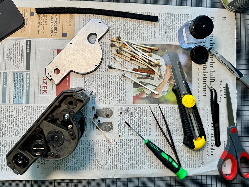 Die Kammer für die Lichtdichtung wird mit Wattestäbchen gereinigt.