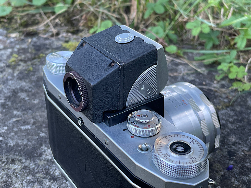 Die Kamera Praktica FX 3 mit aufgesetzem Prismensucher
