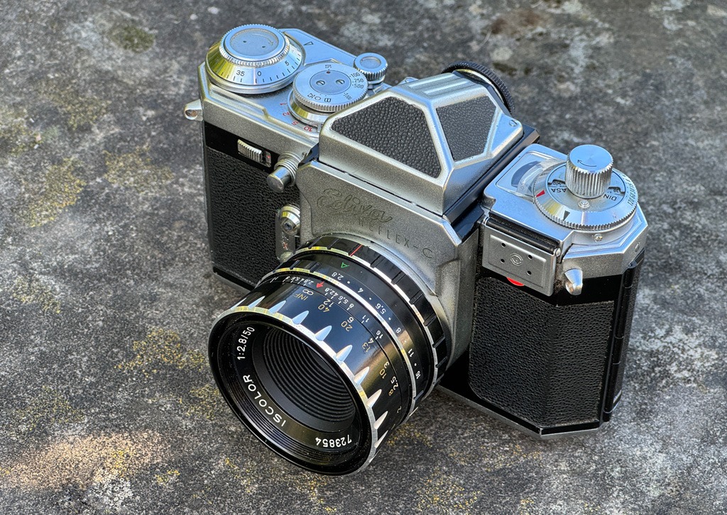 Portrait der SLR-Kamera Edixa Reflex - C