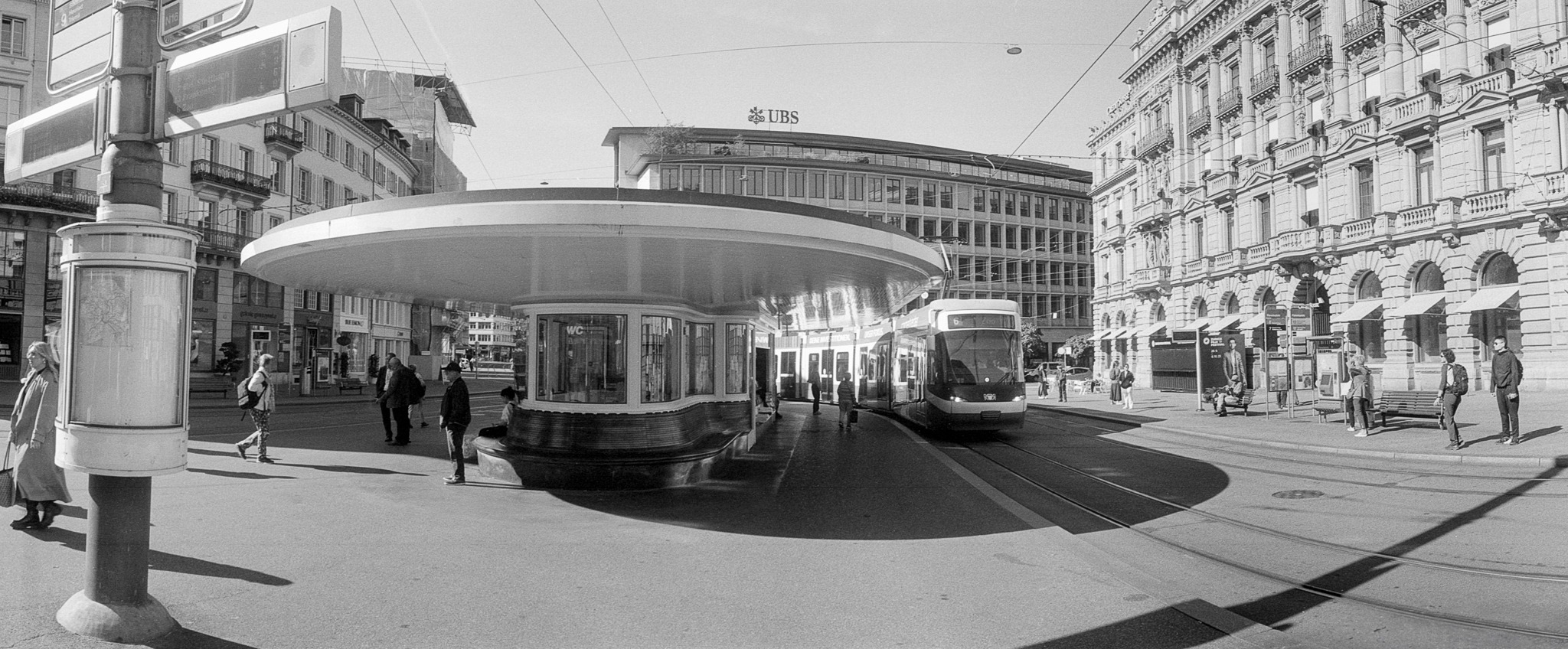 Panoramaaufnahme mit der Horizont auf dem Paradeplatz in Zürich