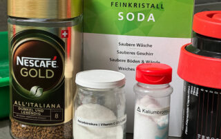 Die Zutaten für Caffenol Filmentwickler: Instant-Kaffee, Waschsoda, Vitamin C und Kaliumbromid