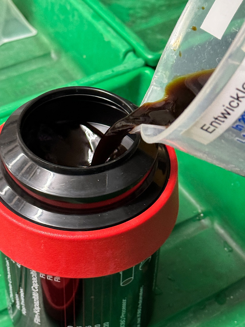 Das fertig gemixte Caffenol wird in den Entwicklungstank eingefüllt.
