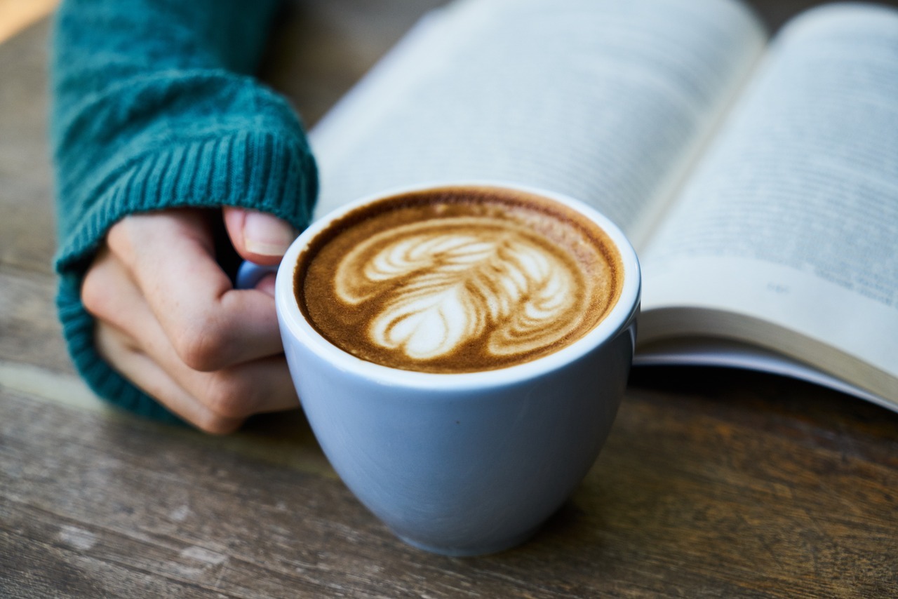 Eine Tasse Kaffe steht auf dem Tisch.