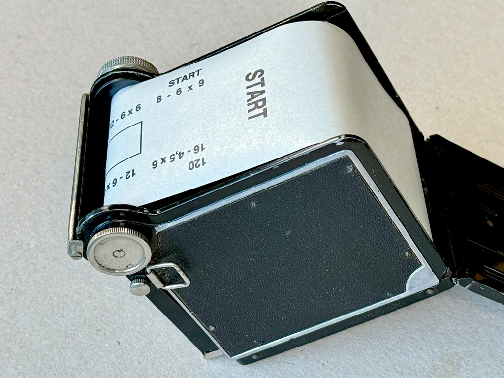 Geöffnete Kamera mit eingelegtem Film