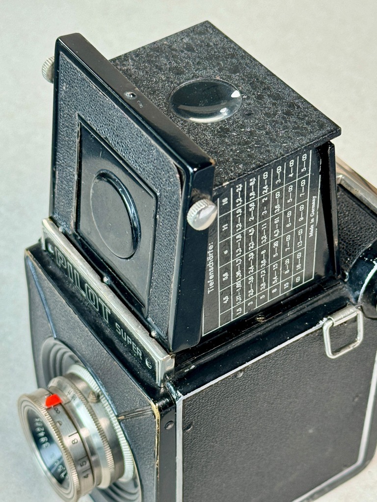Der Schachtsucher mit hochgeklappter Sucherlupe und Tiefenschärfentabelle.