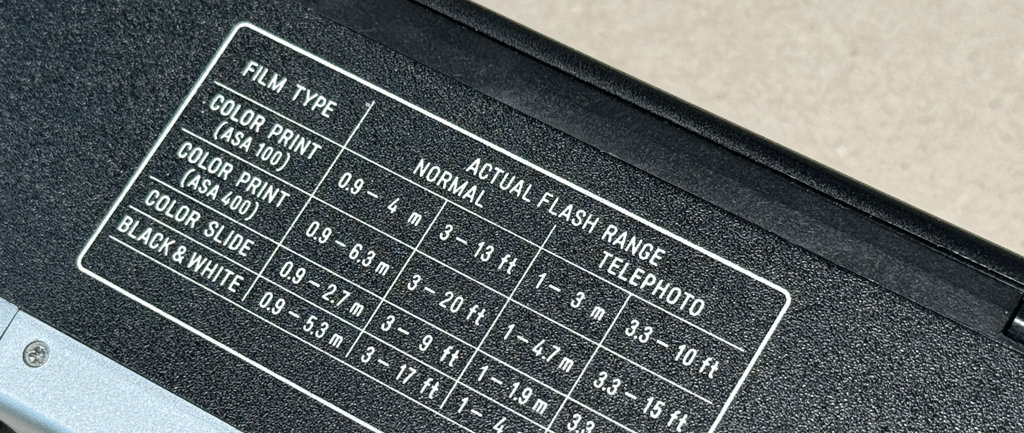 Die Blitzeinstell-Tabelle auf der Unterseite der Minolta Autopak 460Tx