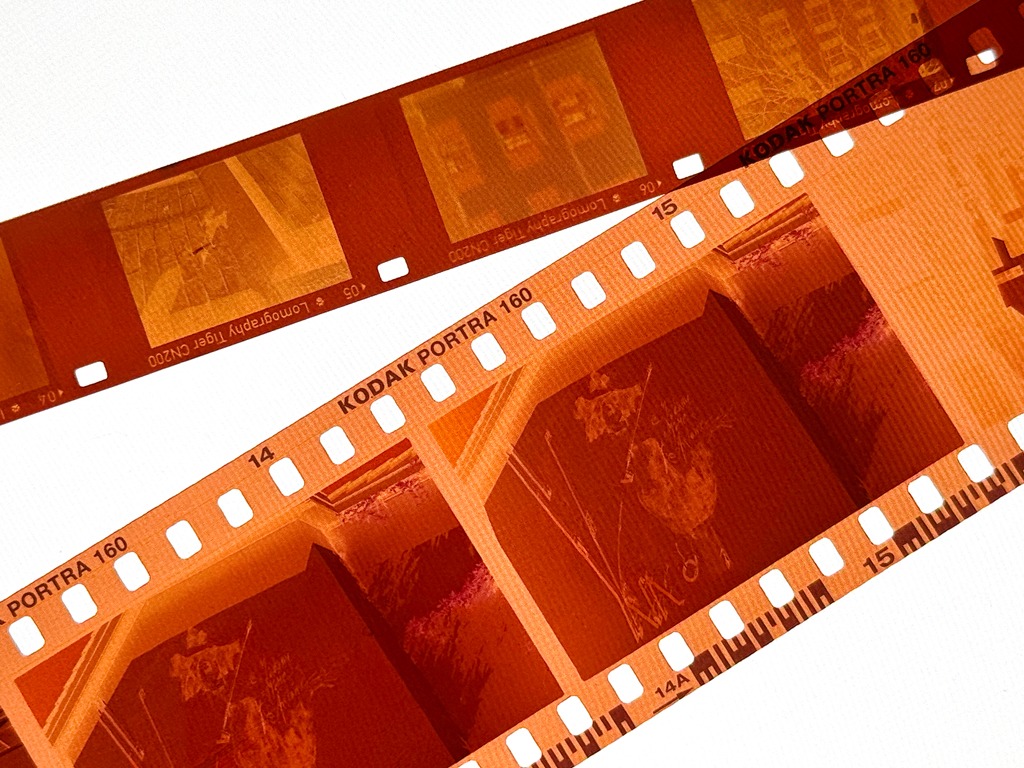 Vergleich der Negativgrössen von 110er Pocketfilm und 135er Kleinbildfilm