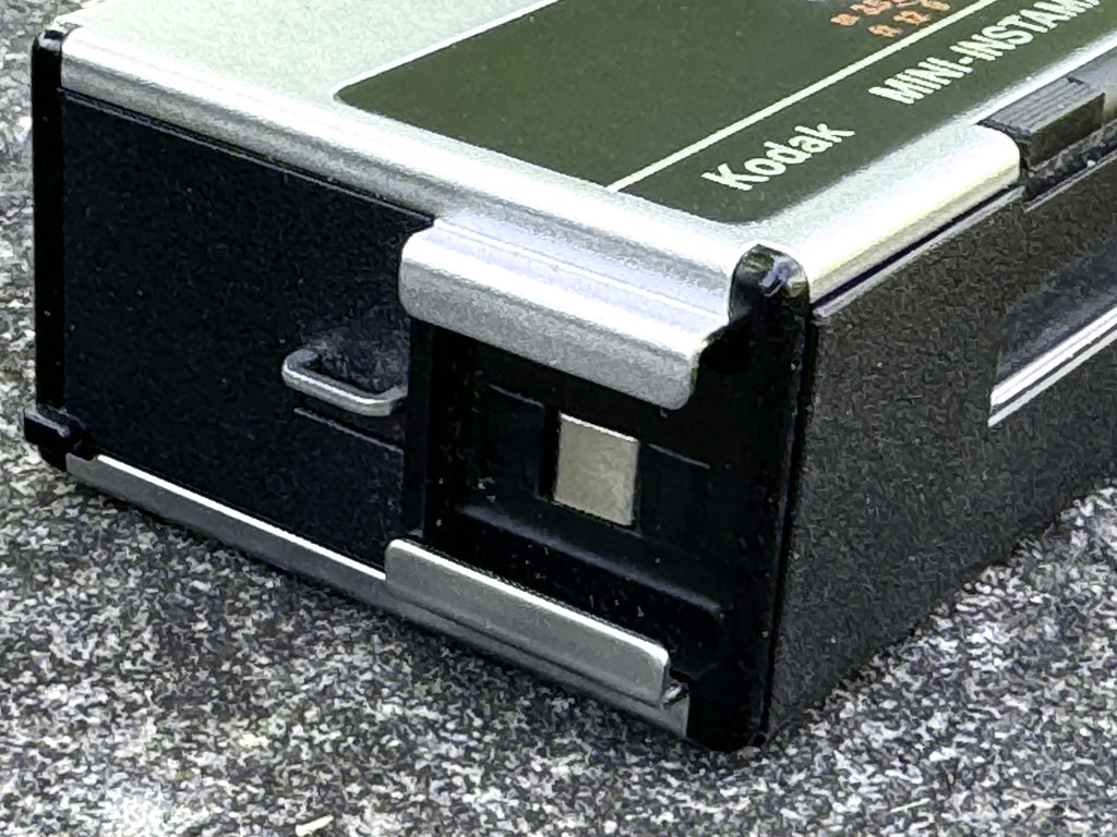Der Blitzschuh auf der linken Seite der Kodak Mini Instamatic S30