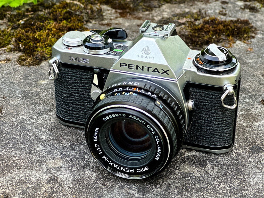 Portrait der Filmkamera Pentax ME von schräg oben