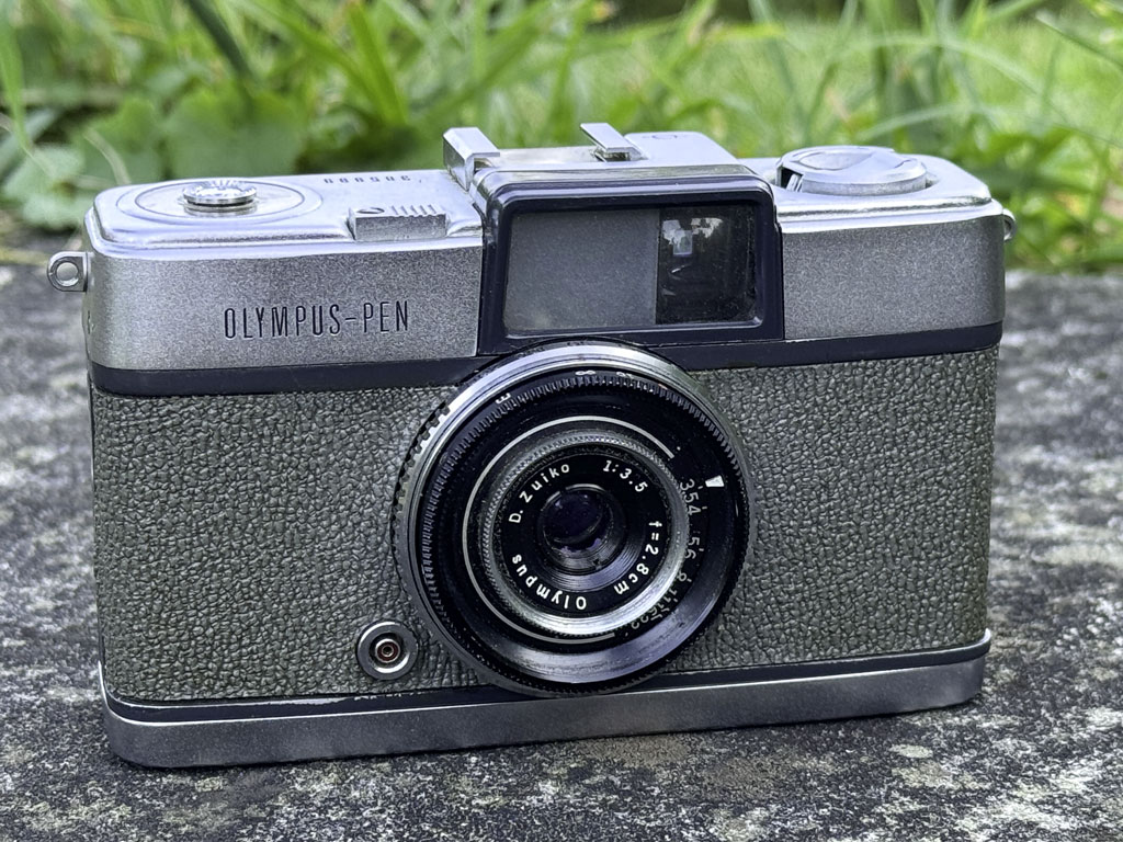 Die Filmkamera Olympus Pen (Model 3) von schräg oben präsentiert.