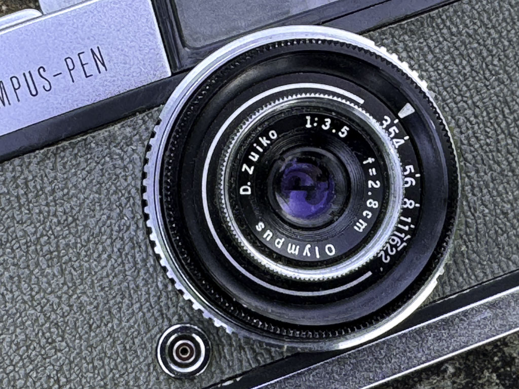 Detailansicht des Objektivs D. Zuiko 1:3.5 f=2.8 cm