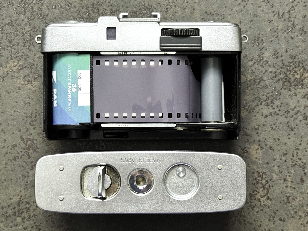 Olympus Pen: Geöffnete Rückwand mit eingelegtem Film