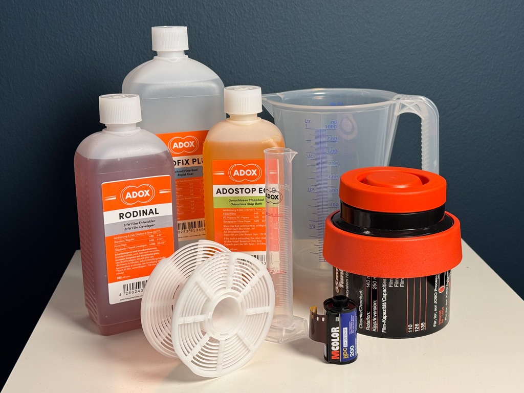 Diese Materialien brauchts für die Filmentwicklung daheim.
