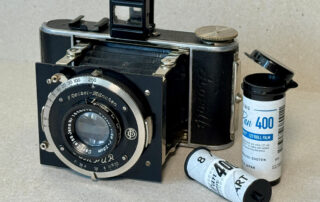 Die Korelle 4 x 6.5 und daneben eine Rolle 127er Film