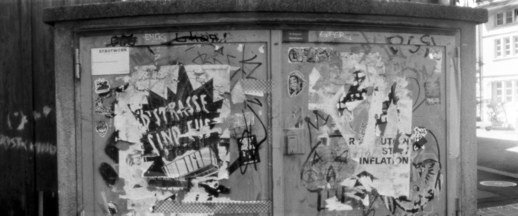Beispielbild: Verteilkasten in der Stadt Winterthur mit Aufklebern und Graffitties