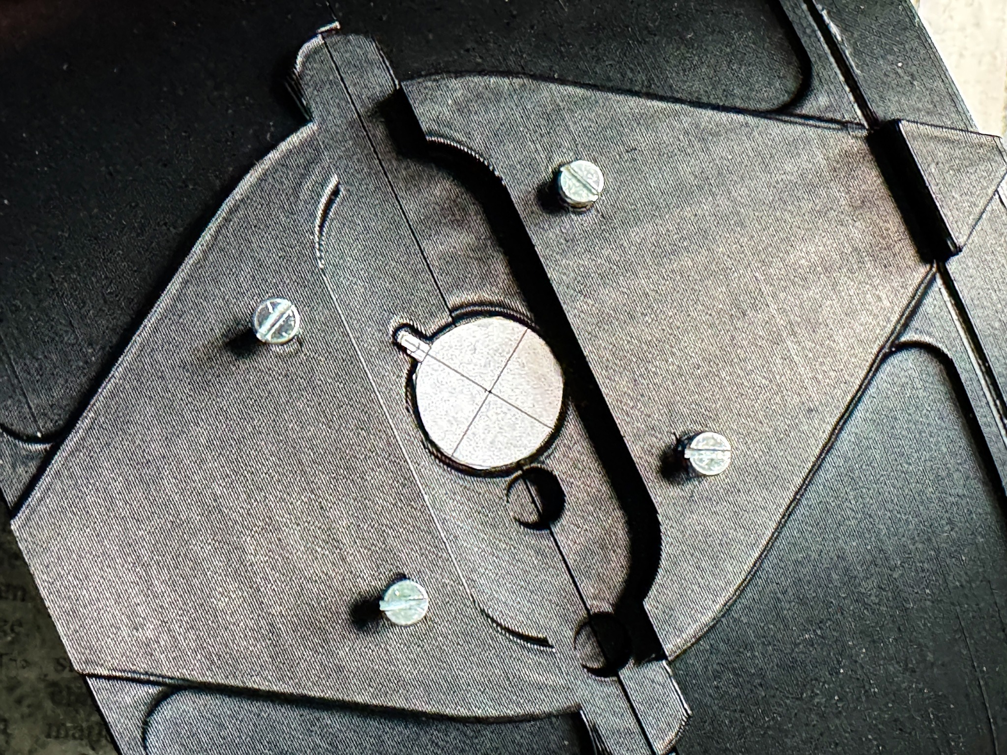 Das Bild zeigt die Führung des Verschlusses auf der Fronseite mit Aussparungen für die zwei Magnete in der Frontseite.