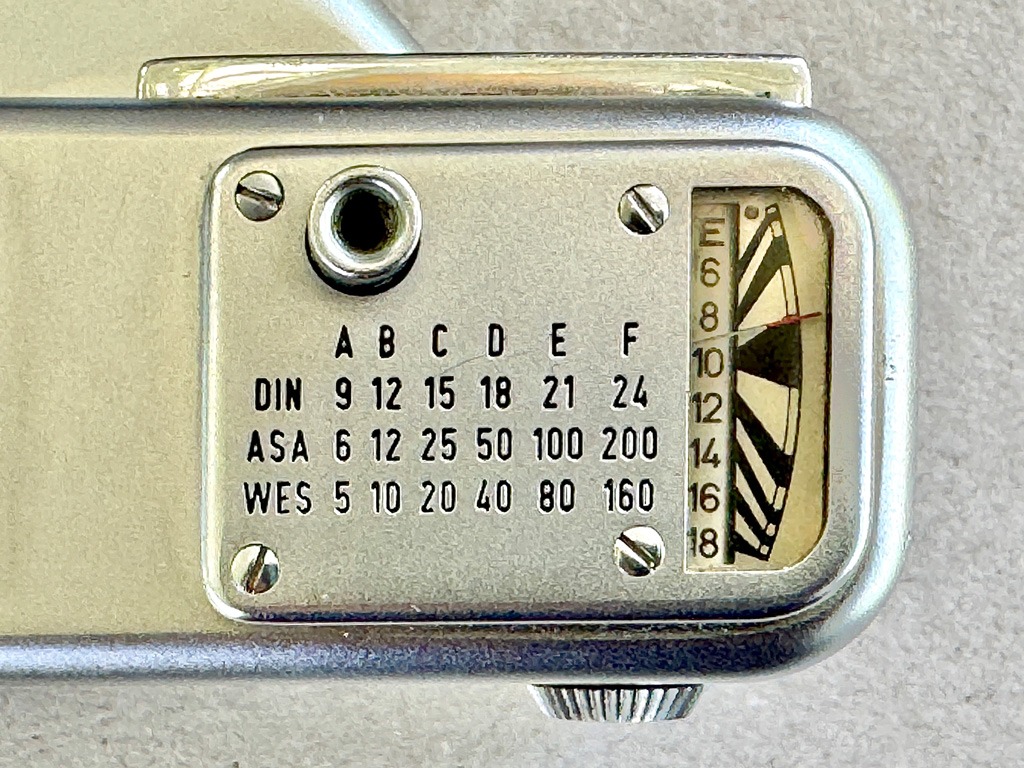 Die beschriebenen Details des Belichtungsmessers in einer Nahaufnahme