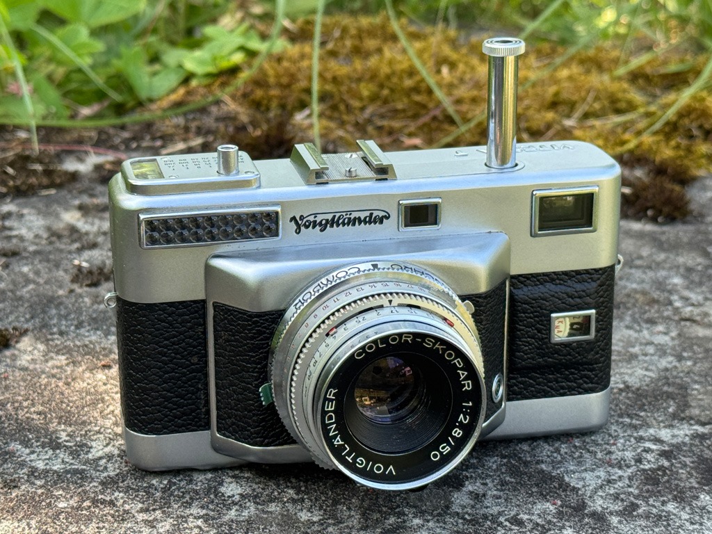 Voigtländer Vitessa T auf einer Mauer fotogrfiert.