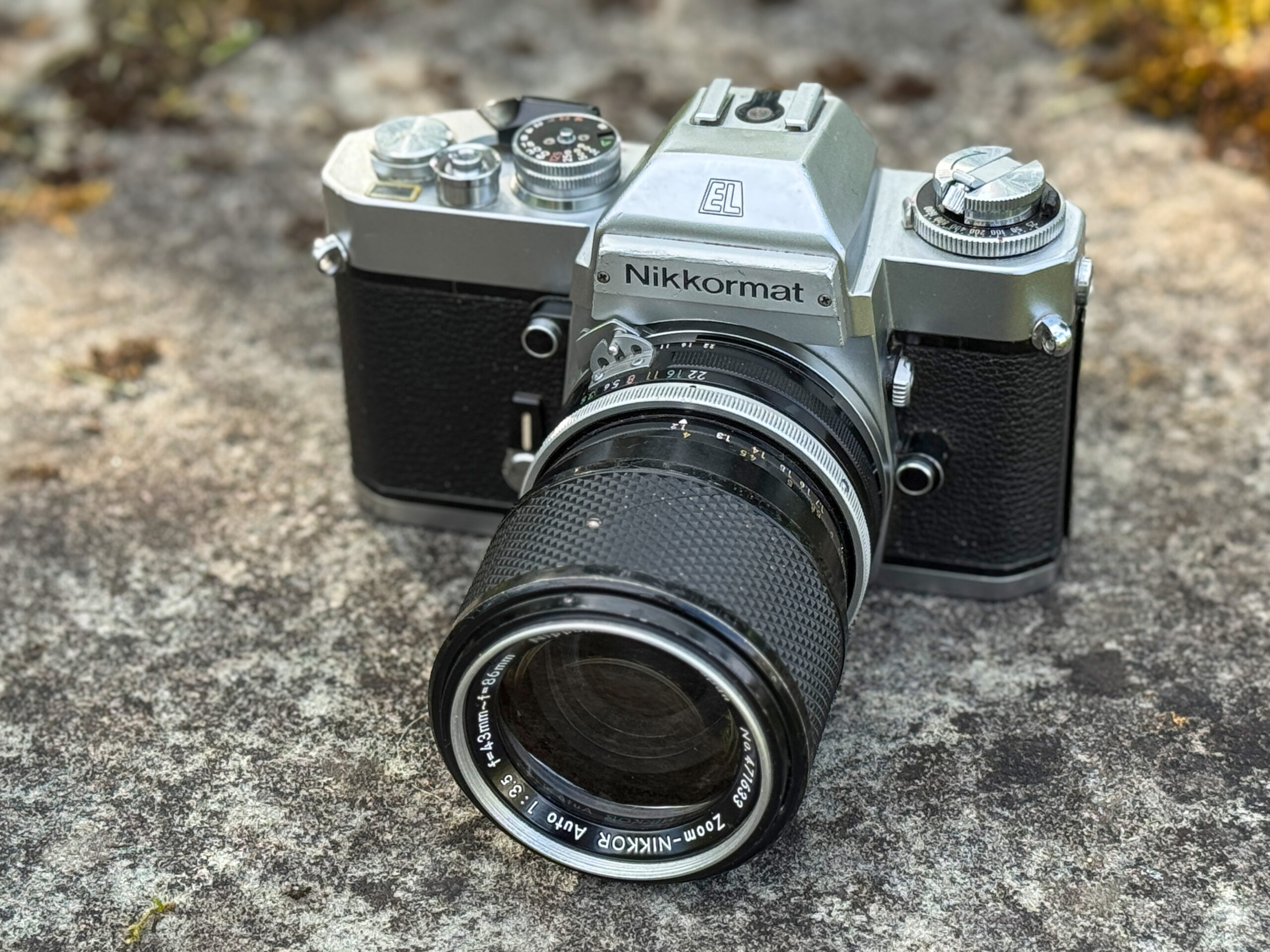 Die analoge Kamera Nikkormat ELauf einer Mauer fotografiert