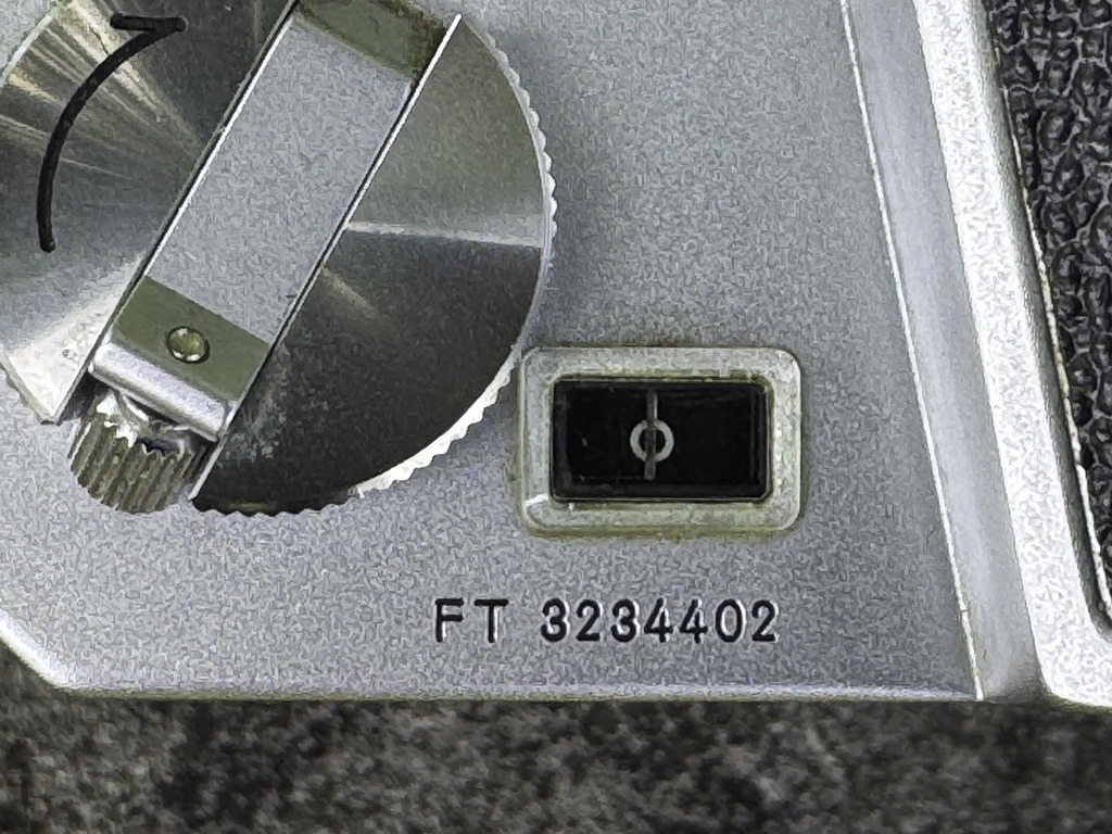 Die Belichtungsanzeige oben auf dem Gehäuse der Nikkormat FT (Detailaufnahme)