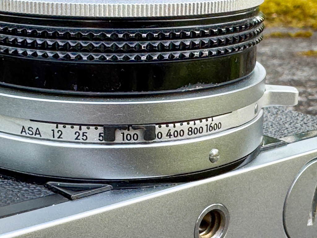 Der Schieber, mit welchem bei der Nikkormat FT die Filmempfindlichkeit eingestellt wird.