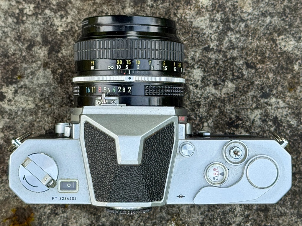 Die Bedienelement auf der Oberseite der Nikkormat FT im Detail