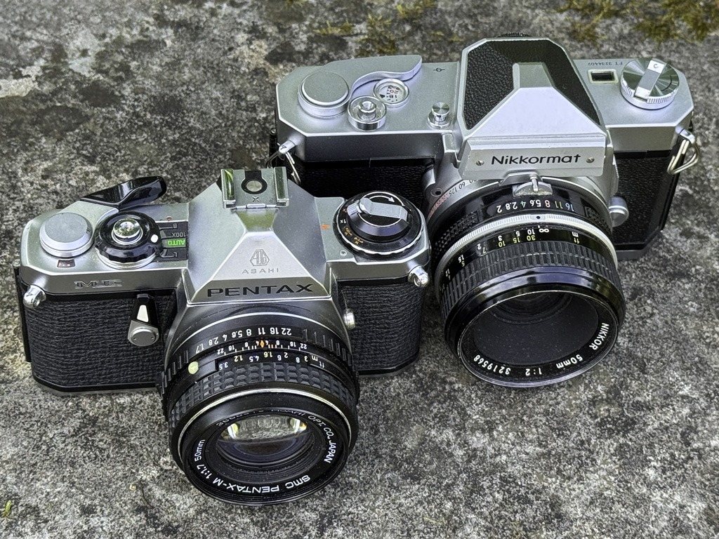 Ein Grössenvergleich zwischen der Pentax ME und der Nikkormat FT