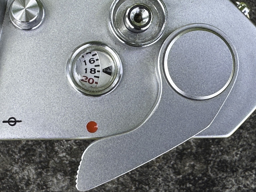 Ausgeklappter Schnellspannhebel der Nikkormat FT mit sichtbarem rotem Punkt.