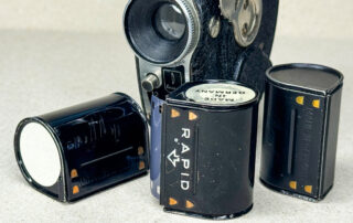 Vor der analogen Kamera Durst DuCa stehen und liegen drei Agfa Karat- oder Rapid-Patronen