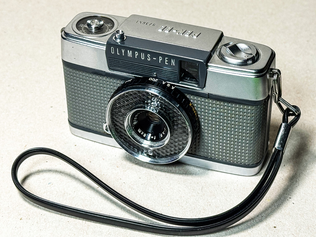 Olympus Pen EE EL Die Halbformatkamera Olympus Pen EE EL schräg von vorne fotografiert.