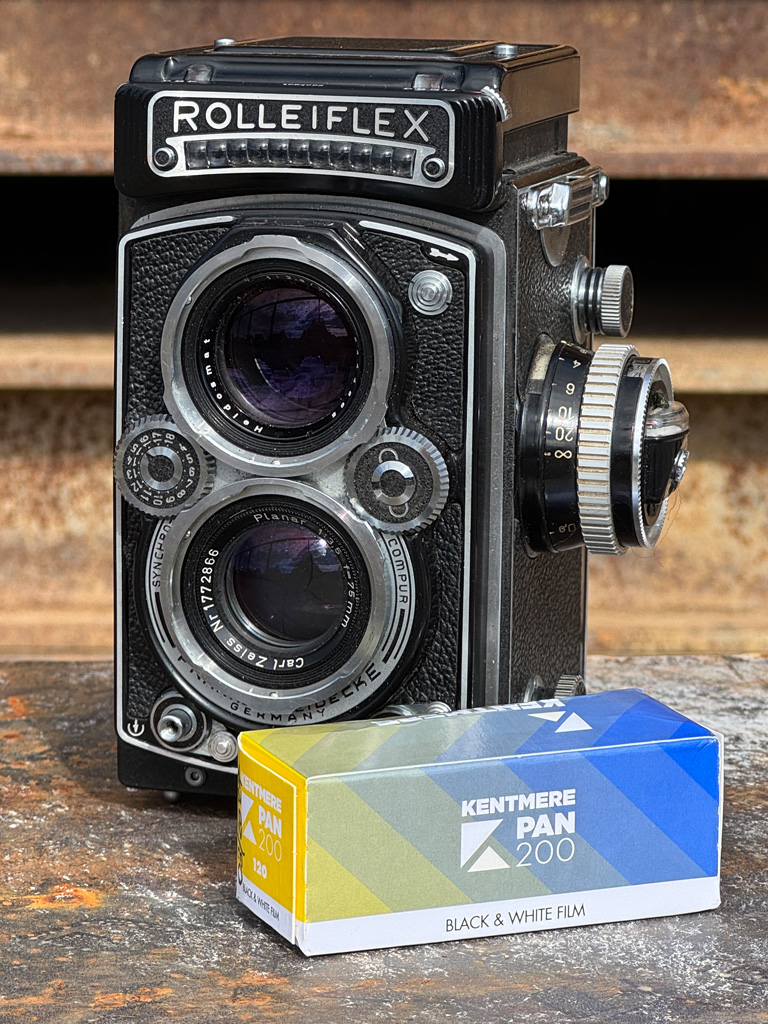 Rolleiflex 3.5E (Type-1) Die Mittelformatkamera Rolleiflex 3.5E (Type 1). Davor liegt ein Schwarz/Weiss-Film Kentmere 200.