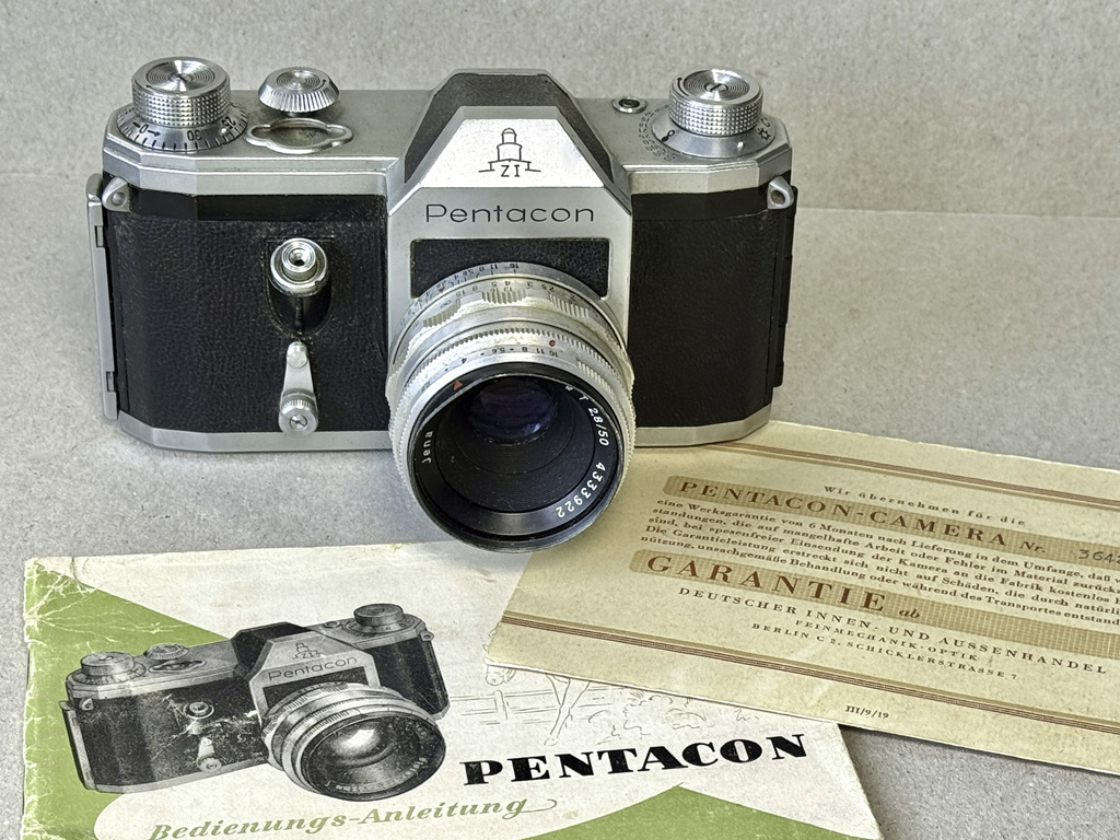 Die analoge Kamera Pentacon ZI mit Anleitung und Garantieschein