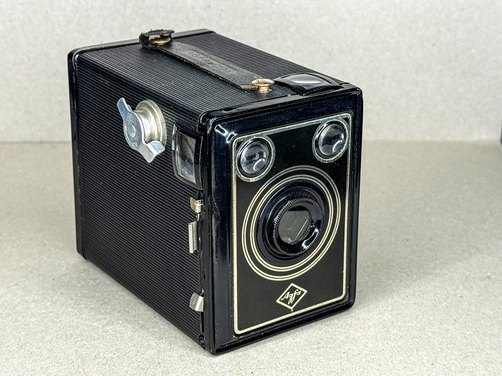 Die Agfa Box 45 (Metallbox), schräg von vorne
