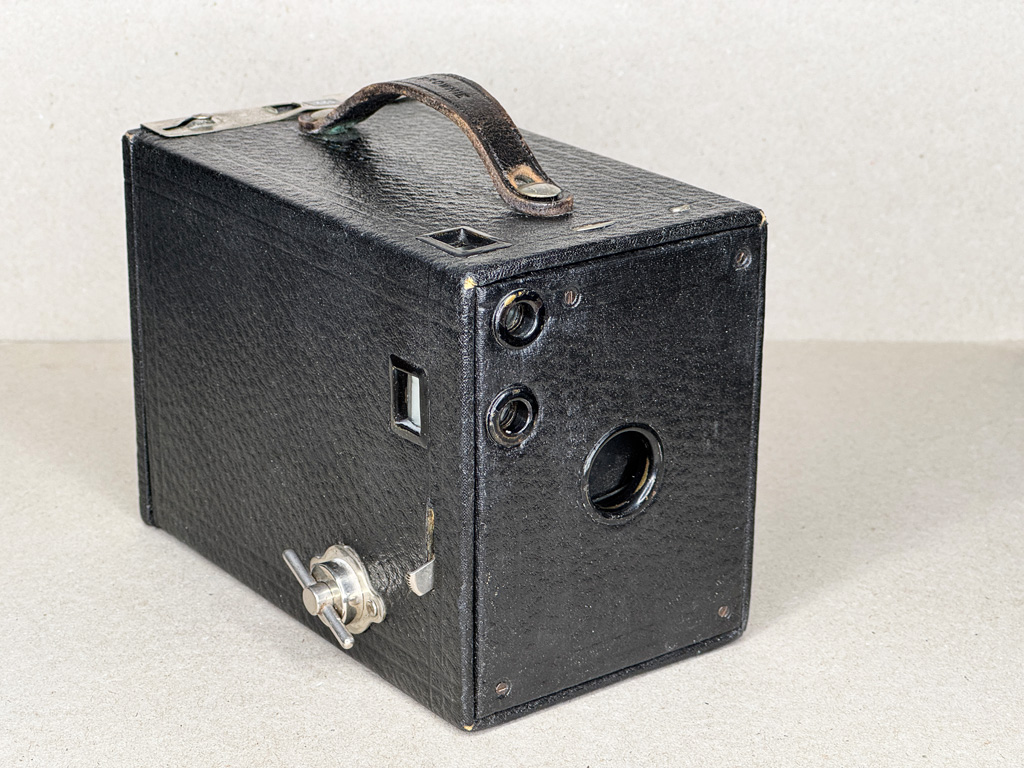 Kodak No. 2 Brownie Model D Ein Portrait der Boxkamera «Kodak No. 2 Beownie, Model D»